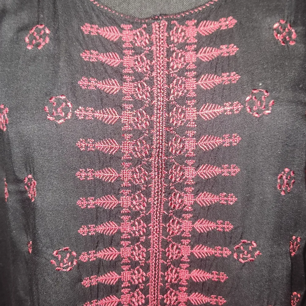 Nine West Vintage America‎ Elegant Black Blouse with Pink Embroidery - Picture 5 of 6
